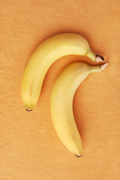 Dua Pisang Dengan Latar Belakang Kuning — Stok Foto