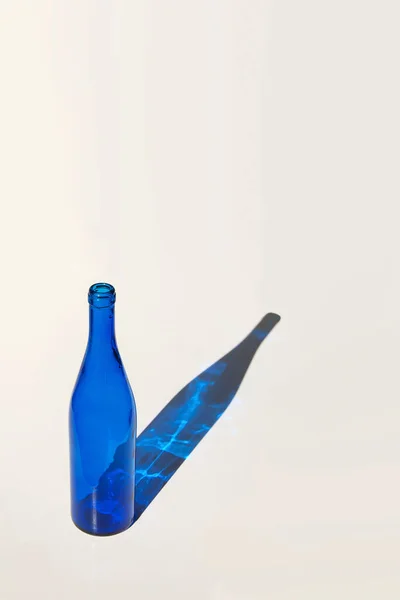 Μπλε Σκιά Άδειου Γυάλινου Μπουκαλιού — Φωτογραφία Αρχείου