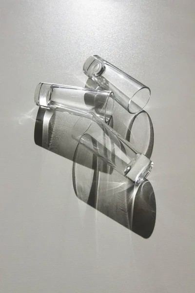 Drei Gläser Liegen Auf Dem Tisch Abstrakte Schatten Sonnenlicht — Stockfoto