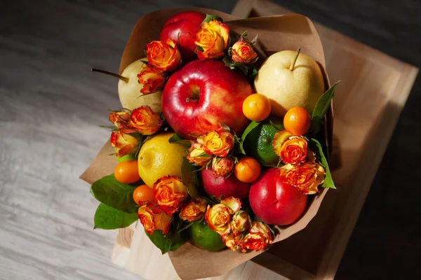 Bir Buket Meyve Çiçek Kırmızı Elma Asya Armudu Kumkat Gül — Stok fotoğraf