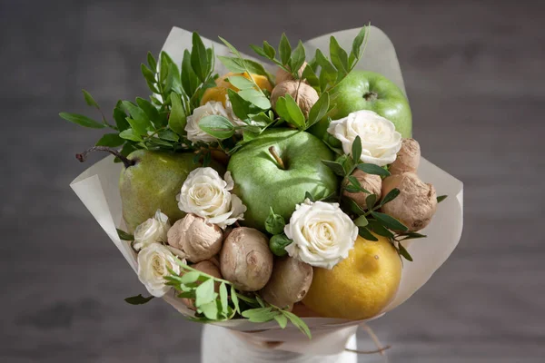 Bir buket meyve, çiçek ve fındık. Elma, armut, limon, zencefil, ceviz, beyaz güller ve şam fıstığı.