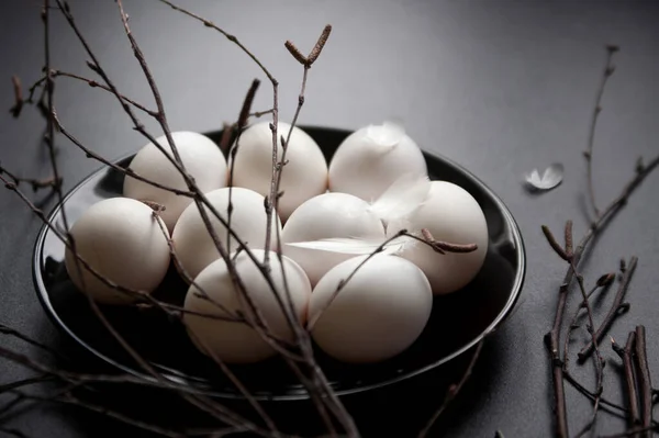 黒い皿の上に白い鶏の卵 黒の背景 — ストック写真