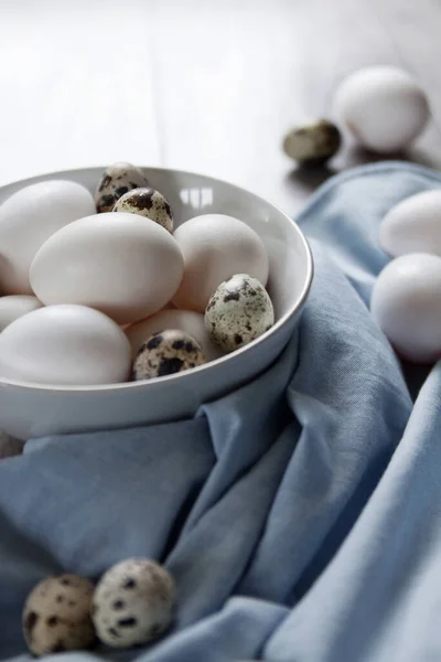 白皿の鶏とウズラの卵 — ストック写真