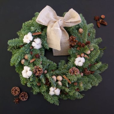Doğal süslemeli Noel çelengi.