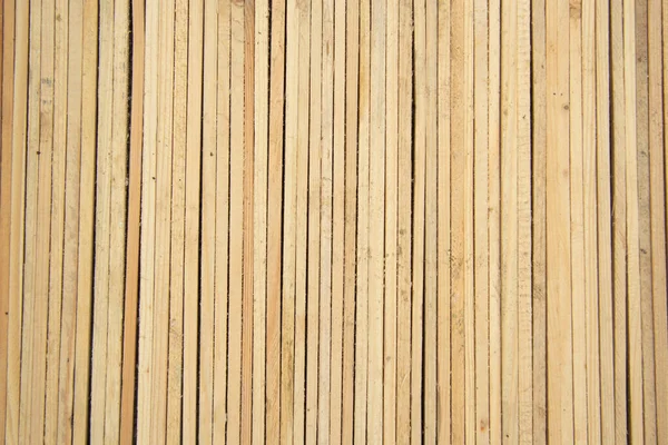 Dunne houten latten van licht hout liggen verticaal dicht bij elkaar. Zicht van bovenaf. Achtergrond en texturen — Stockfoto