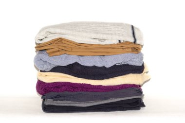 Örgü ören çok renkli kazaklar çok eşit değil. Kırmızı, mavi, ozan, beyaz, sarı halı. Beyaz arkaplanın arkasında