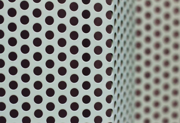 Delikli metal ızgara. Seçici odak fotoğrafı.