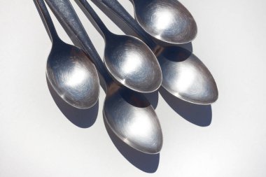 Beyaz zemin üzerinde metal kaşıklar Sıvı besin içermek için Utensil.