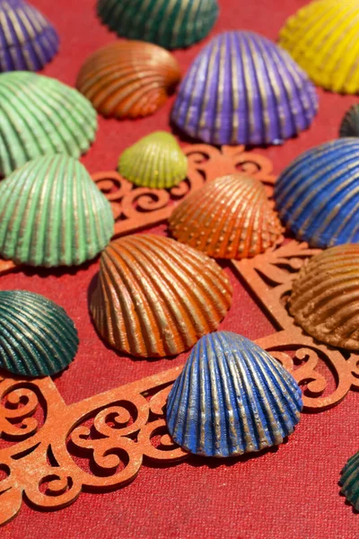 Crafts with clam shells. Shellfish painted in different colors.