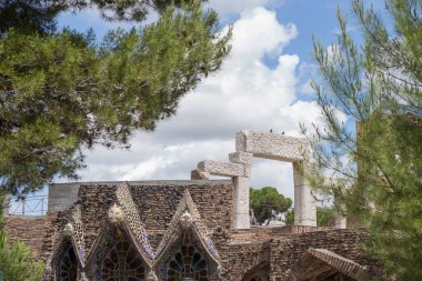 Modernist kilise. Colonia Gell, Barcelona 'daki Santa Coloma de Cervello kasabasında..