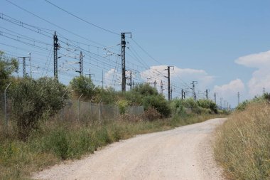 Barcelona, Katalonya 'nın Baix Llobregat bölgesinde Sant Vicen' deki tren rayları ve kırsal yol Horts 'u gösteriyor..