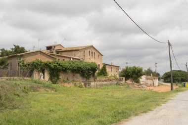 Barcelona, Katalonya, İspanya 'nın Baix Llobregat bölgesinde Santa Coloma de Cervello kasabasına ait bir çiftlik evi. Haziran 2020.