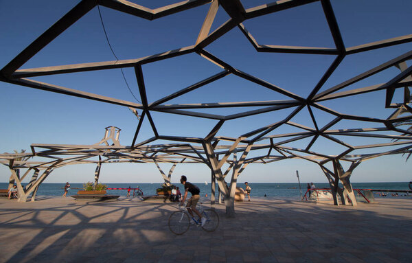 пешеходная набережная рядом с побережьем Средиземного моря в городе Винароз, в провинции Кастеллон, Валенсийская община. Июнь 2020
.