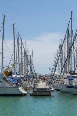 Port Ginesta 'daki eğlence iskelesinde. Marina Sitges, Garraf bölgesi, Barselona, Katalonya, İspanya.