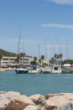 Port Ginesta 'daki eğlence iskelesinde. Marina Sitges, Garraf bölgesi, Barselona, Katalonya, İspanya.