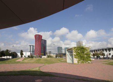 Hospital de Llobregat 'ın sembolik binası. Granvia Sur mahallesindeki Hotel Porta Fira. Barselona, Katalonya, İspanya. Haziran 2020.