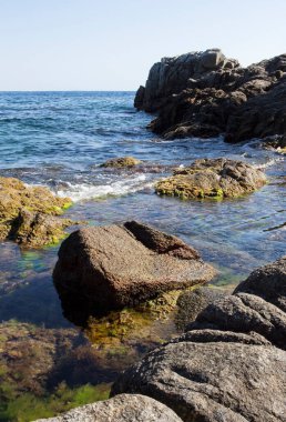 Banys, deniz kıyısındaki uçurumlar Lloret de Mar, Costa Brava bölgesi, Girona, Katalonya. İspanya. Ağustos 2020.