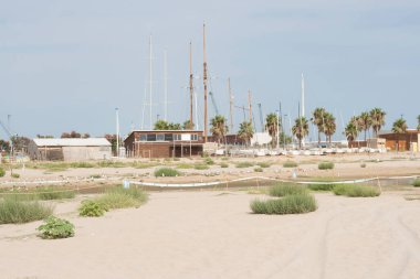 Denizde bir nehrin ağzı. Vilanova i la Geltru plajı, Garraf, Barselona, Katalonya, İspanya.