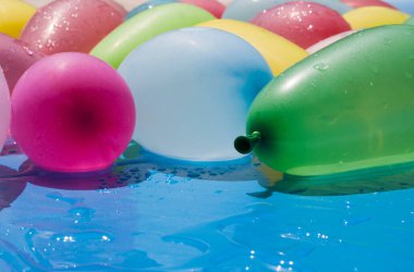 Farklı renklerde su dolu balonlar.