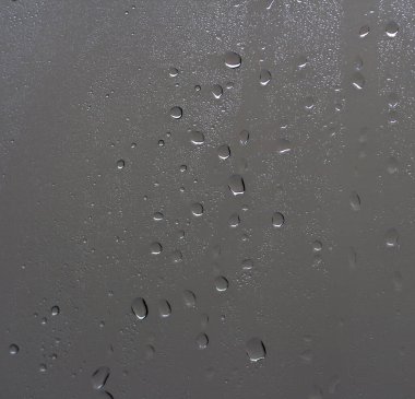 Pencerenin arkasındaki su damlaları.