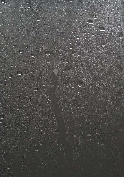 玻璃窗后面的水滴 — 图库照片
