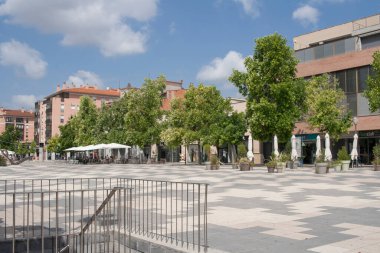 Metroya giriş ve çıkış. Cal Font Meydanı, İspanya 'nın Barcelona eyaletinde yer alan Anoya bölgesinde yer alan Igualada şehrinde yer alır. Ağustos 2020.