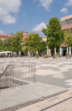 Metroya giriş ve çıkış. Cal Font Meydanı, İspanya 'nın Barcelona eyaletinde yer alan Anoya bölgesinde yer alan Igualada şehrinde yer alır. Ağustos 2020.