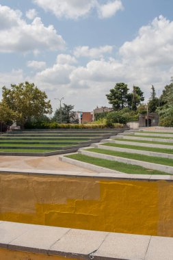 Mossen Cinto Verdaguer gezinti alanının sonundaki eski Igualada istasyonuna park et. Igualada şehri, Anoia bölgesi, Barselona, Katalonya, İspanya. Ağustos 2020