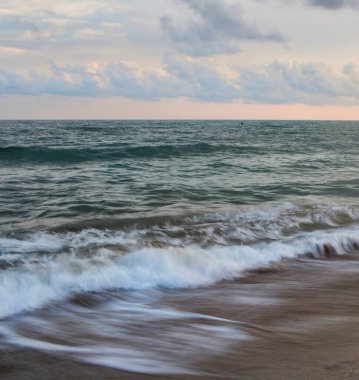 Akdeniz 'de gün batımında ipek etkisiyle düşük hızda ele geçirildi. Castelldefels, Barselona, Katalonya 'da. Bajo Llobregat bölgesinin bir parçasıdır. İspanya. Ağustos 2020.