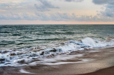 Akdeniz 'de gün batımında ipek etkisiyle düşük hızda ele geçirildi. Castelldefels, Barselona, Katalonya 'da. Bajo Llobregat bölgesinin bir parçasıdır. İspanya. Ağustos 2020.