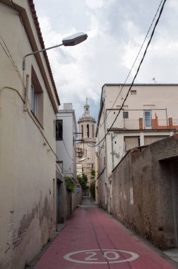 Santa Eulalia Kilisesi, İspanya 'nın Barselona eyaletinin Bajo Llobregat bölgesinde bulunan Esparraguera kasabasının merkezinde yer almaktadır. Ağustos 2020.