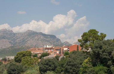Nehrin kıyısındaki Esparreguera kasabasının panoramik manzarası. Baix Llobregat bölgesi, Katalonya, İspanya. Ağustos 2020.