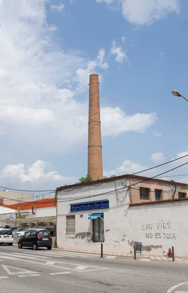 エスパルレゲーラの町を横断する主要道路 使い捨て工場の古い煙突 スペイン カタルーニャ州のBaix Llobregat地域 2020年8月 — ストック写真