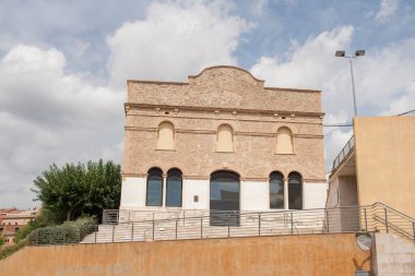 Odena kasabasındaki modernist bina. Kasabayı geçen merkez yol. Comarca de l 'Anoia, Barcelona, Katalonya, İspanya. Ağustos 2020.