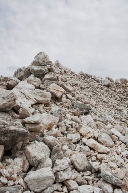 Odena kasabasındaki eski alçıtaşı madenleri Barcelona, Katalonya, İspanya 'daki Comarca de Anoia. Ağustos 2020.