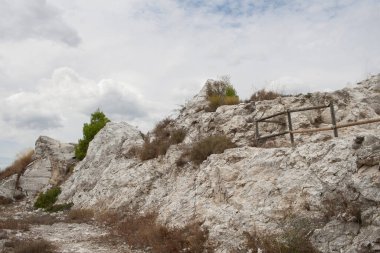 Kale meydanından Odena 'daki Alçıtaşı Dağı, Anoya, Barcelona, Katalonya, İspanya. Ağustos 2020.