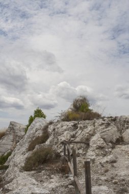 Odena, Comarca de l 'Anoia, Barcelona, Katalonya, İspanya' daki beyaz alçıtaşı dağı. Ağustos 2020.