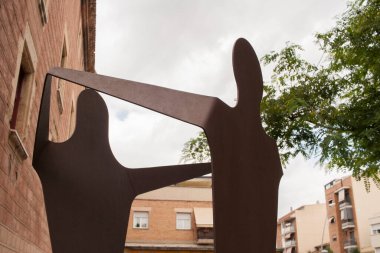 Palleja, Baix Llobregat bölgesi, Barselona, Katalonya, İspanya 'da el ele tutuşan iki kişinin heykeli. Ağustos 2020.