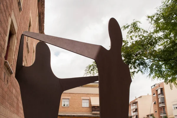 Palleja, Baix Llobregat bölgesi, Barselona, Katalonya, İspanya 'da el ele tutuşan iki kişinin heykeli. Ağustos 2020.