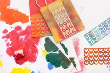 Kese kağıdına renkli boya ve şablonla damgalanmış. Yapı.