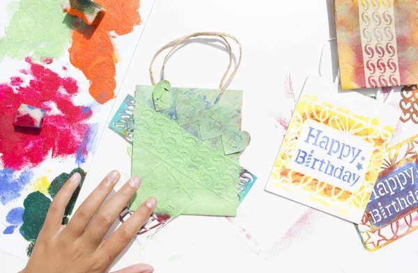 Kese kağıdına renkli boya ve şablonla damgalanmış. Yapı.