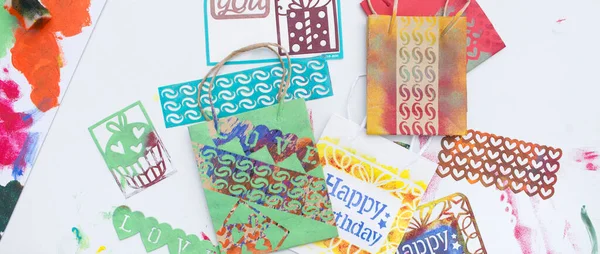 Kese kağıdına renkli boya ve şablonla damgalanmış. Yapı.