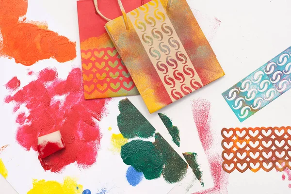 Kese kağıdına renkli boya ve şablonla damgalanmış. Yapı.