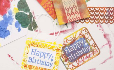 İyi ki doğdun mesajı ile damgalanmış çanta. Yapıştırıcı şablon.