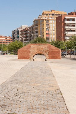 Canal de la Infanta, tarlaları tedarik eden bir su kanalıdır. İspanya 'nın Katalonya bölgesindeki Baix Llobregat bölgesinde L' Hospital de Llobregat kasabasındaki kanalı geçen köprü. Ağustos 2020.