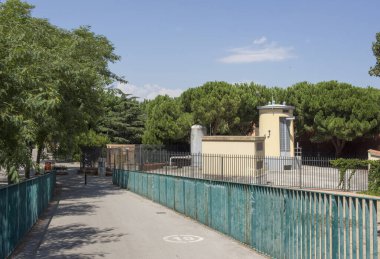 Giriş ve çıkış Llobregat Nehri 'ni geçen köprüyü geçmek için. Cornella de Llobregat, Baix Llobregat, Barcelona, Katalonya, İspanya.