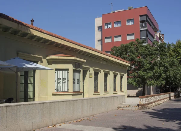 線路が外に出ると古い駅だ Corella Llobregat Baix Llobregat バルセロナ カタロニア スペイン — ストック写真