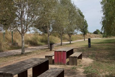 Sant Boi de Llobregat, Baix Llobregat bölgesi, Barcelona, Katalonya, İspanya 'da Llobregat nehrine paralel piknik alanı.