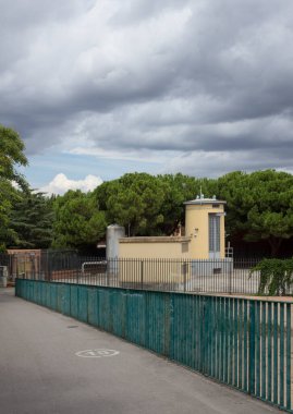 Barcelona, Katalonya, İspanya 'nın Baix Llobregat bölgesindeki Cornella de Llobregat kasabasında su kuyusu. Eylül 2020.