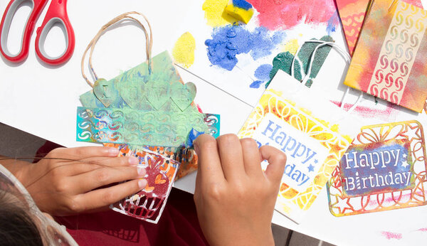 Мешок с трафаретами и губкой, пропитанный краской. Делать подарки на день рождения.